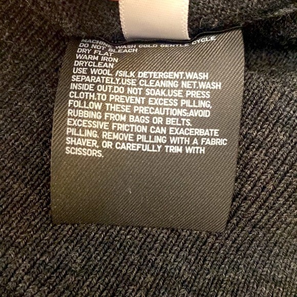 Men’s Uni Qlo Gray V Neck 100% Wool Sweater Size Large - Picture 7 of 7